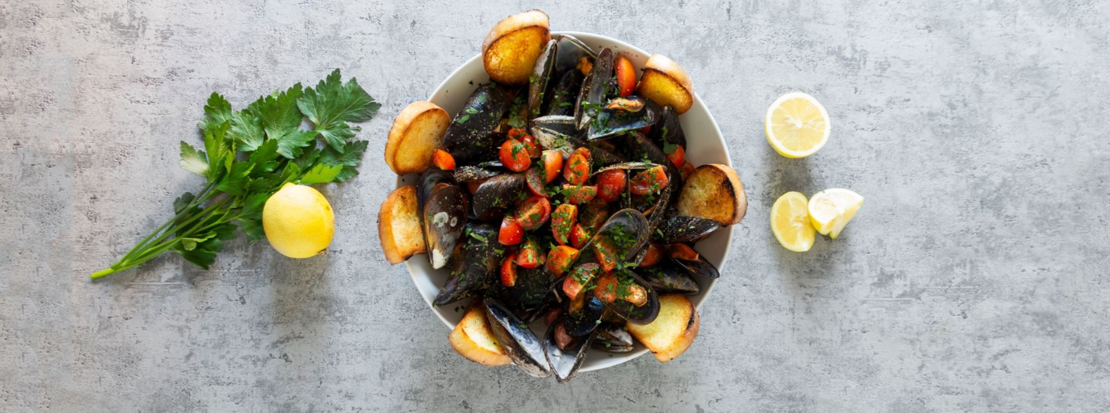 Impepata di cozze con pomodoro