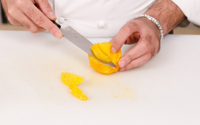 Tagliare l'arancia per l'insalatta con l'aringa