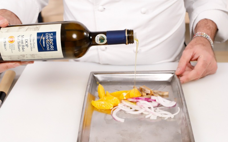 Condire l'insalata con aringa con olio, sale e pepe