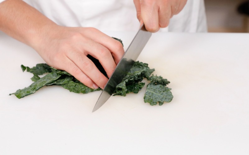 pulire e tagliare cavolo nero