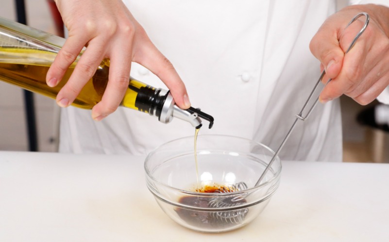 aggiungere olio a filo e lavorare