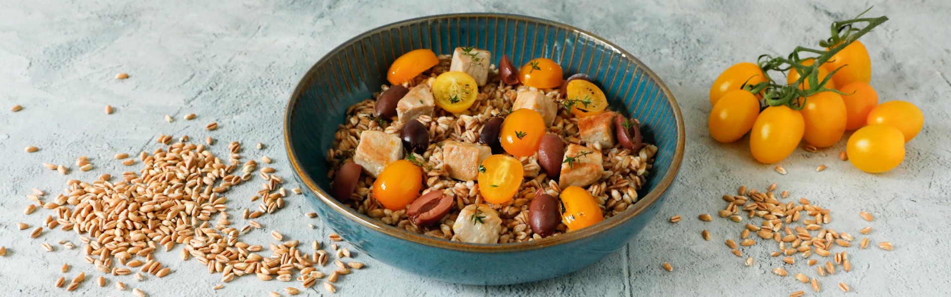 insalata-di-farro-con-tonno-olive-e-pomodorini-gialli