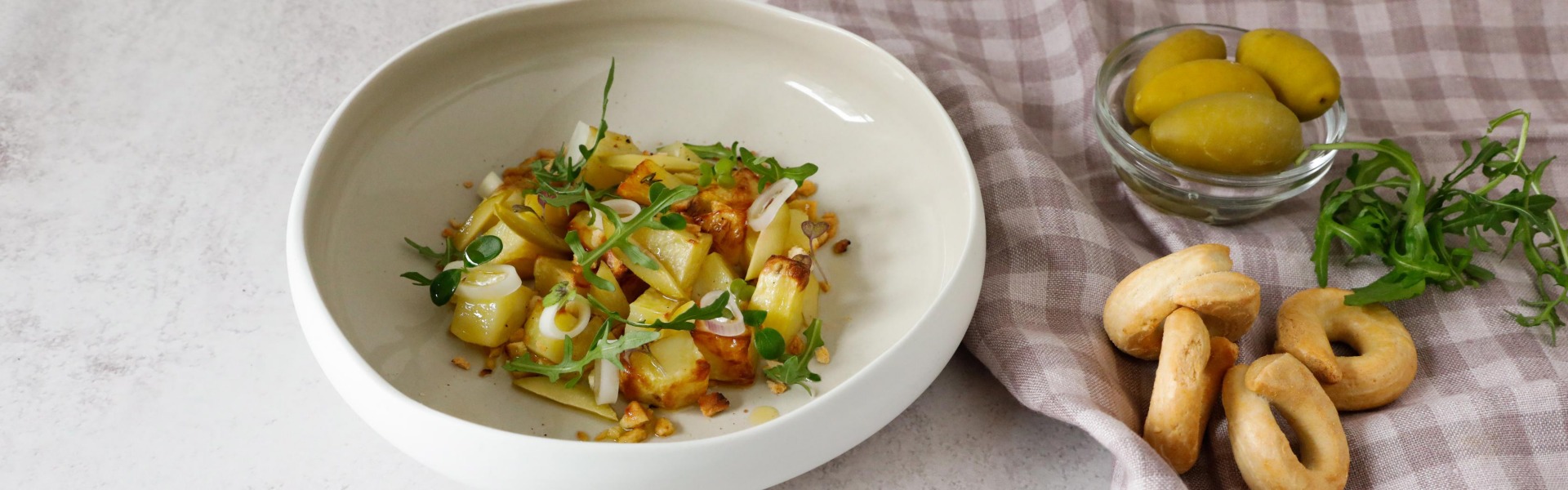 insalata-di-patate-olive-taralli-e-cipolla-rossa