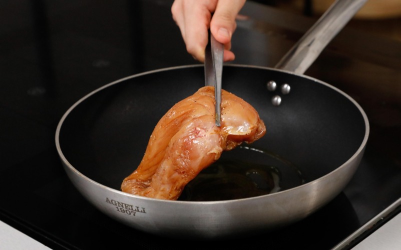 cuocere pollo padella