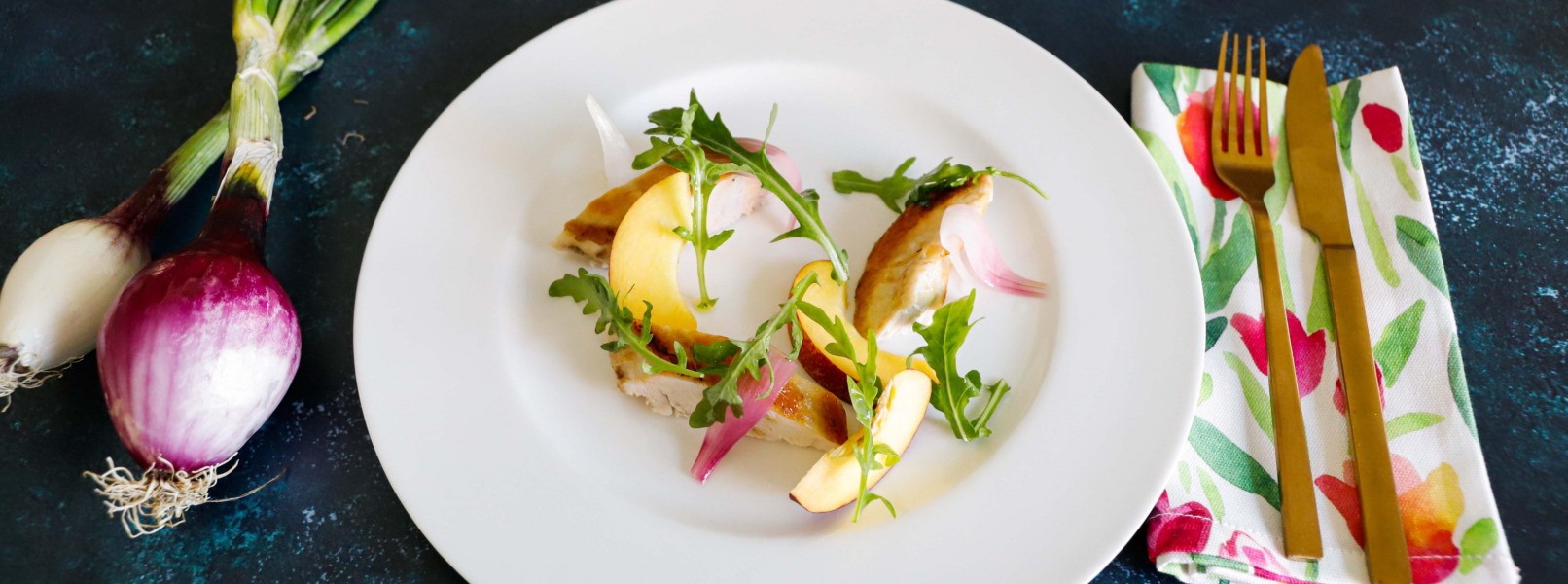 Insalata di pollo con pesche e cipolla caramellata