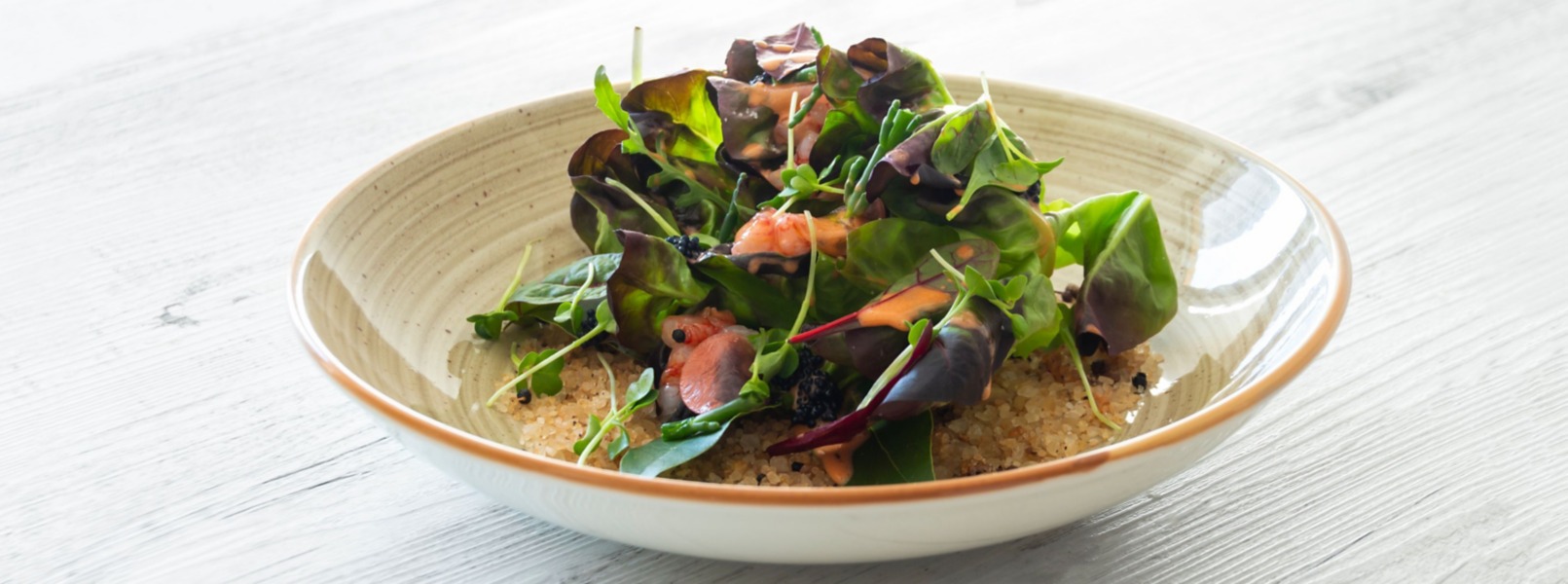 Insalata di radicchio, gambero rosso e pomodoro liquido alle alici