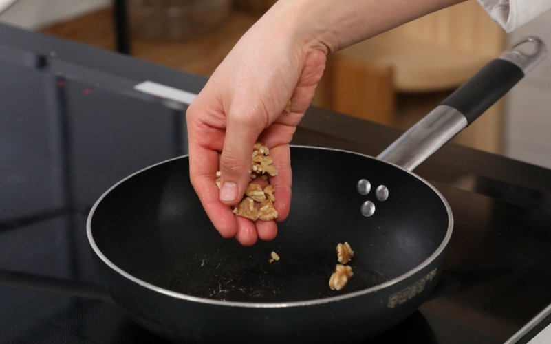 Noci tostate per insalata di sedano