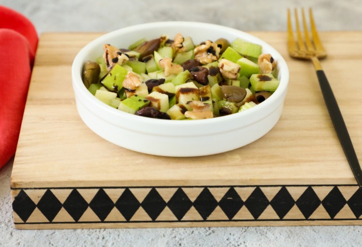 Insalata impiattata con glassa di aceto balsamico