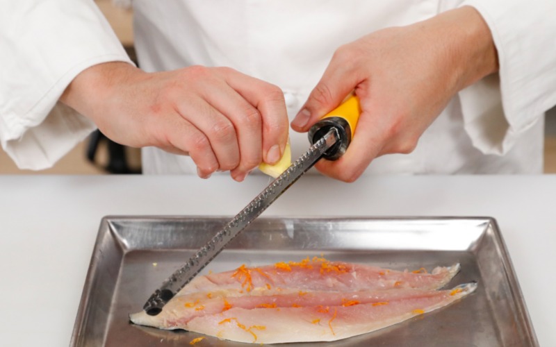 grattigiare buccia arancia