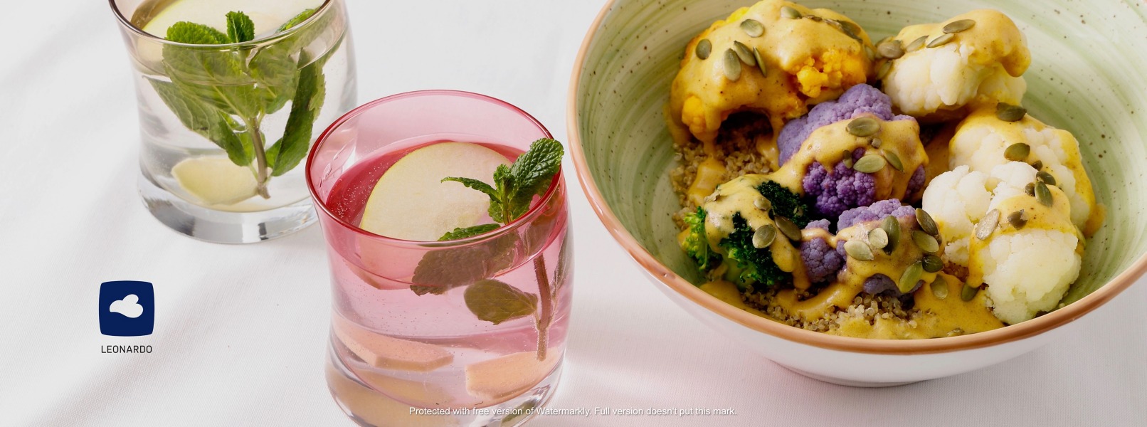 Insalata detox di cavoli, miso e curry con acqua aromatizzata