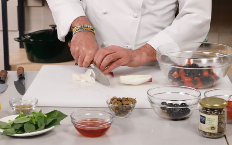 tagliare finemente cipolla