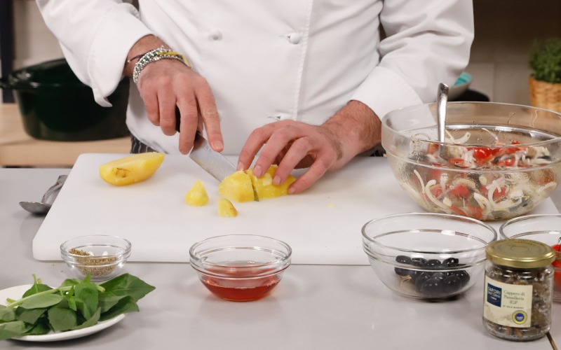 tagliare e aggiungere patate