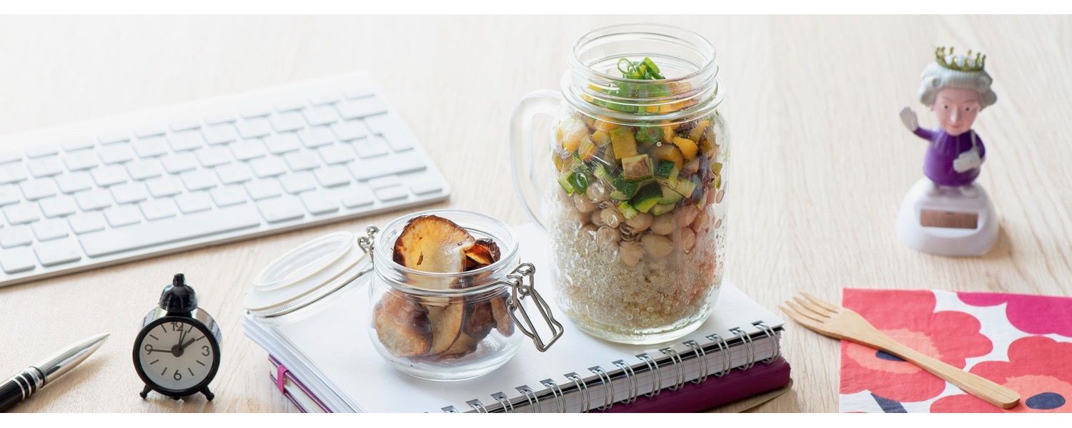 Insalata di quinoa, zucchine, peperoni e chips di topinambur