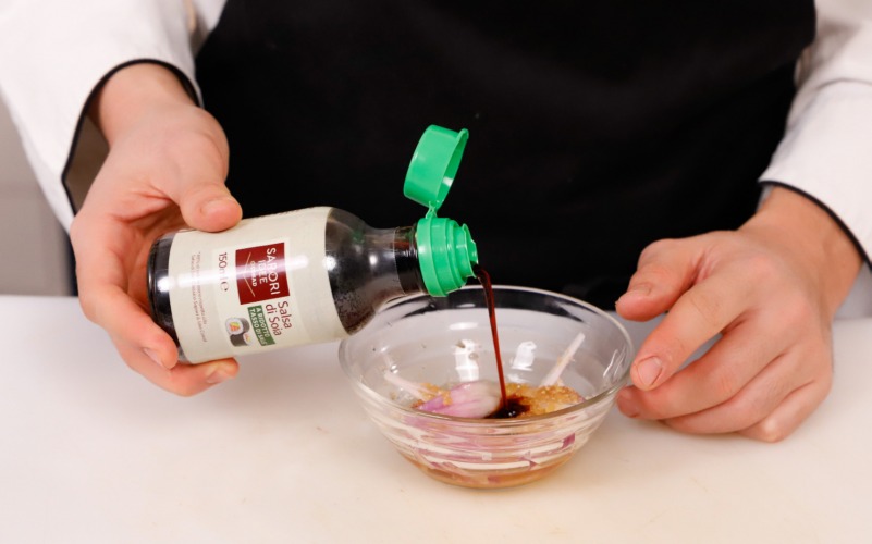 Salsa di soia per involtini di carta di riso e radicchio tardivo