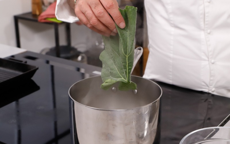 Sbollentare le foglie di tenerumi