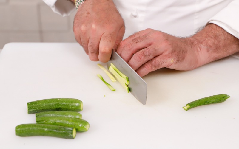 Tagliare le zucchine crude
