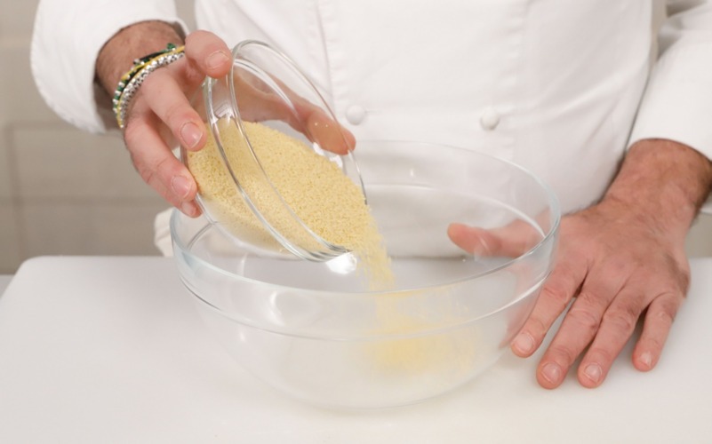 bagnare cous cous e far riposare