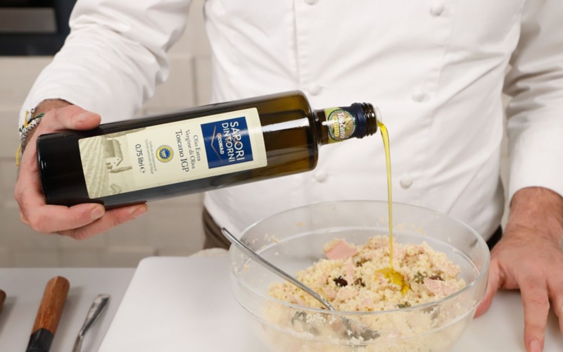 aggiungere capperi tonno e olive condire 