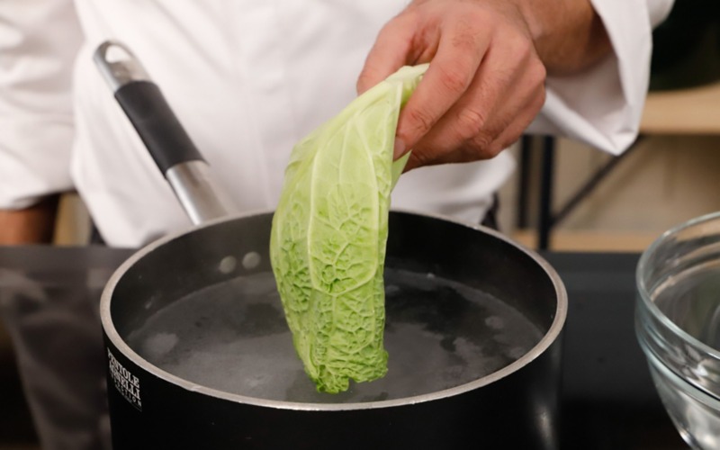 pulire la verza e sbollentare