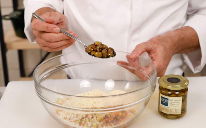 aggiungere olive e mescolare