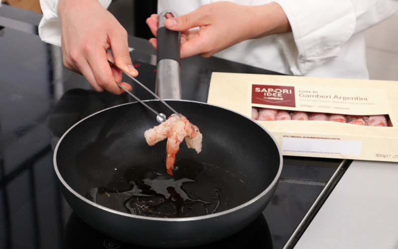 Pulire e scottare i gamberi argentini per gli involtini vietnamiti