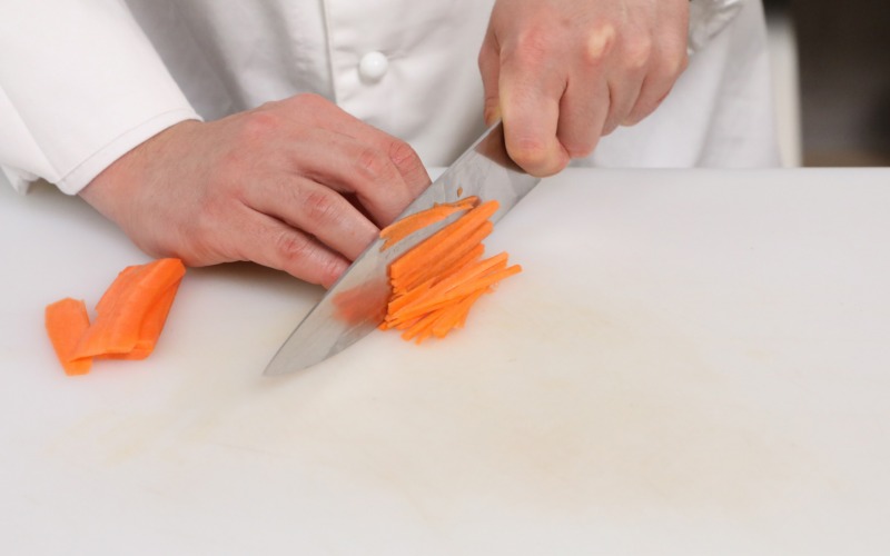 Tagliare le carote per gli involtini vietnamiti