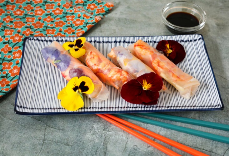 Servire gli involtini vietnamiti con fiori eduli