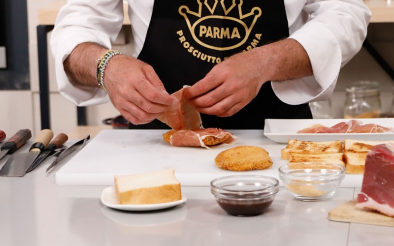 avvolgere le cotolette nel prosciutto