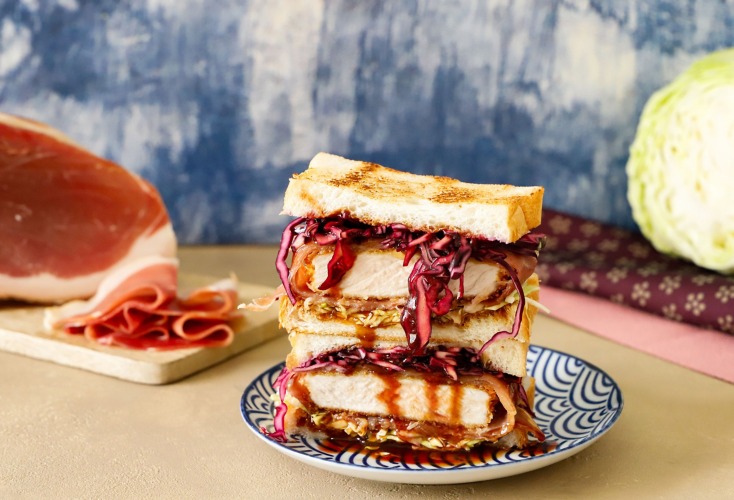 tagliare il sandwich e servire