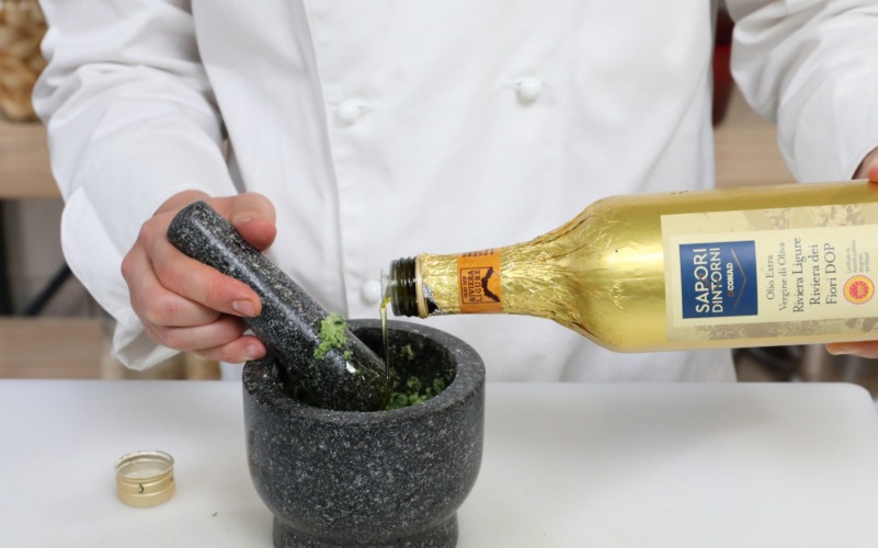 Per preparare il pesto unire olio evo