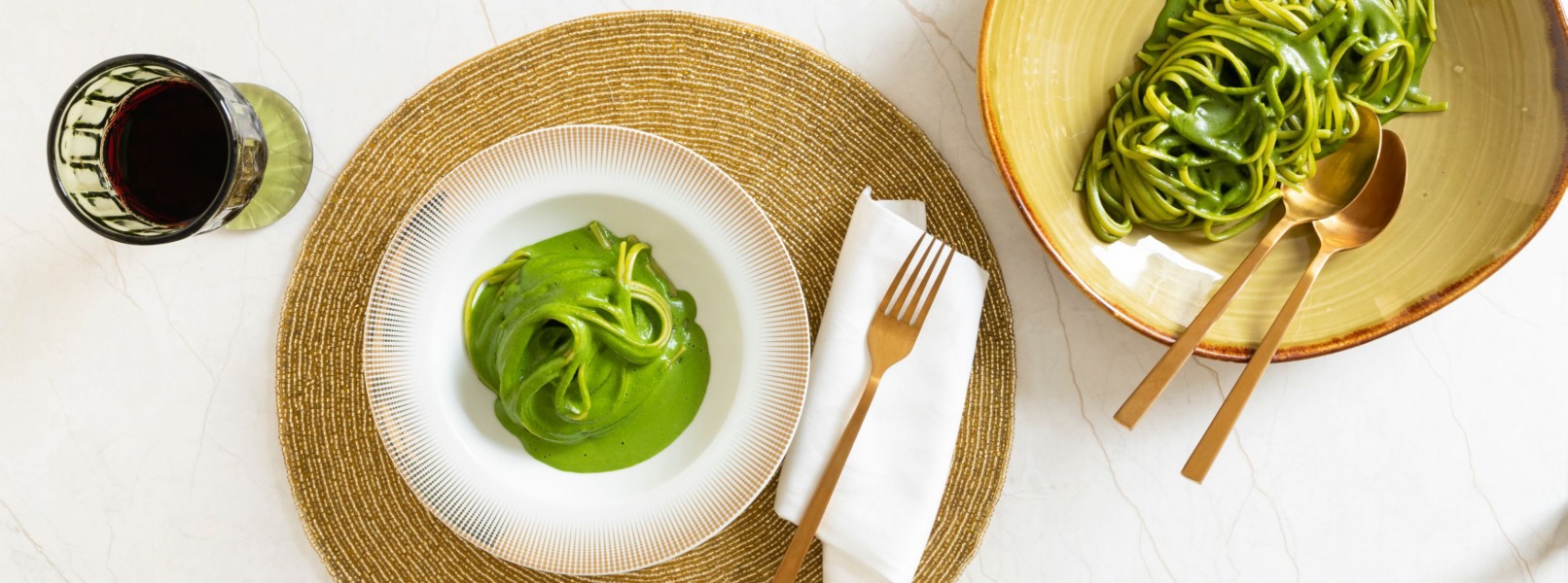 Linguine con cime di rapa, tè macha e wasabi