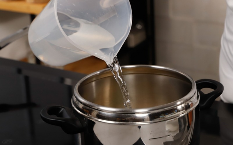 riempire pentola acqua