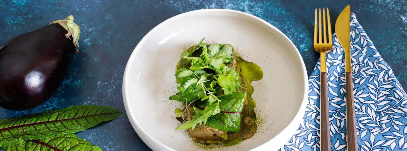 Melanzane a cubetti, salsa delle sue bucce e aglio nero