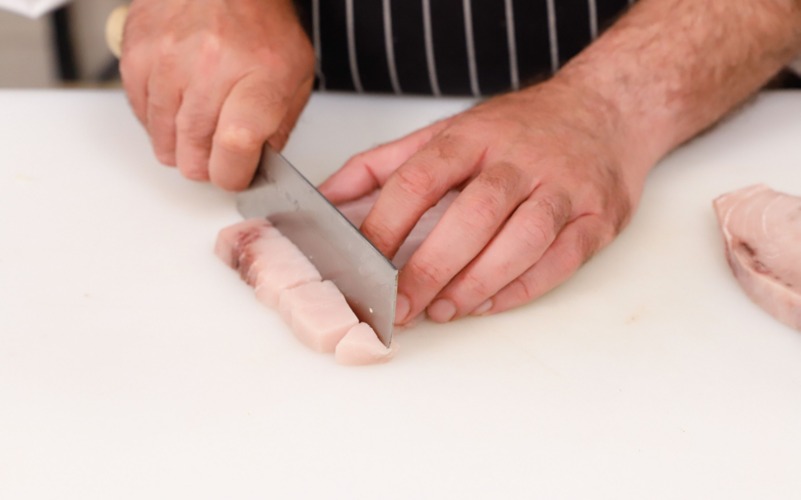 tagliare melanzane e spada a cubetti