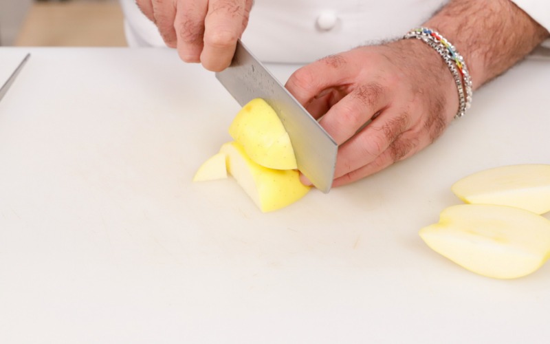 Tagliare le mele e cuocerle al microonde