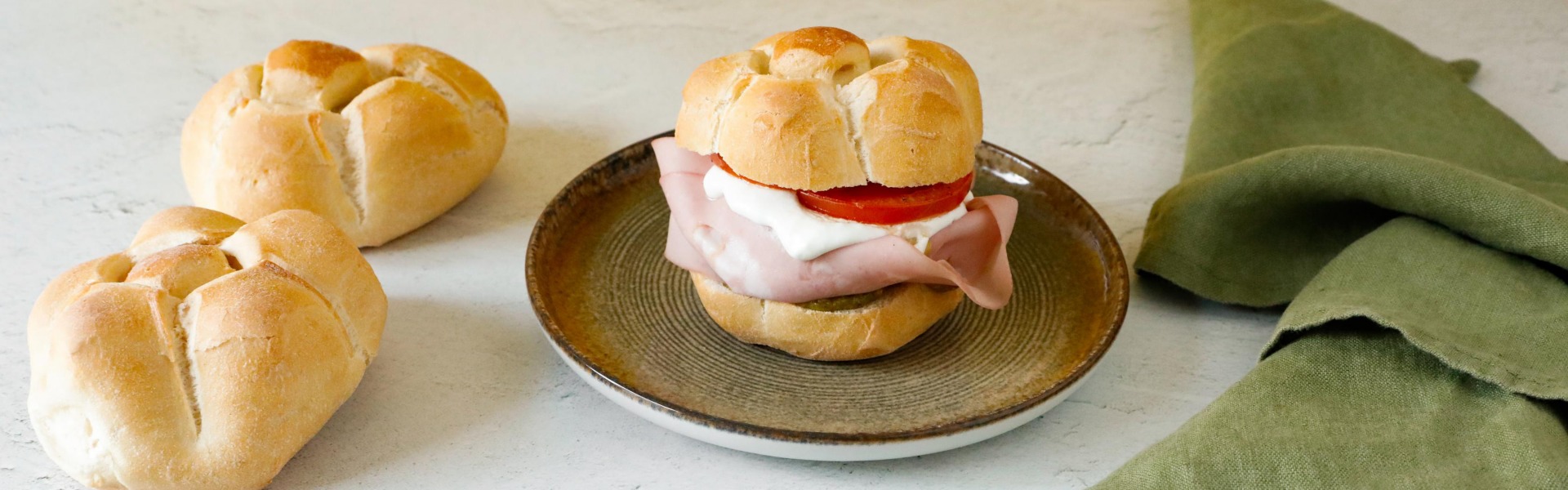 michetta-mortadella-burrata-pesto-di-pistacchi