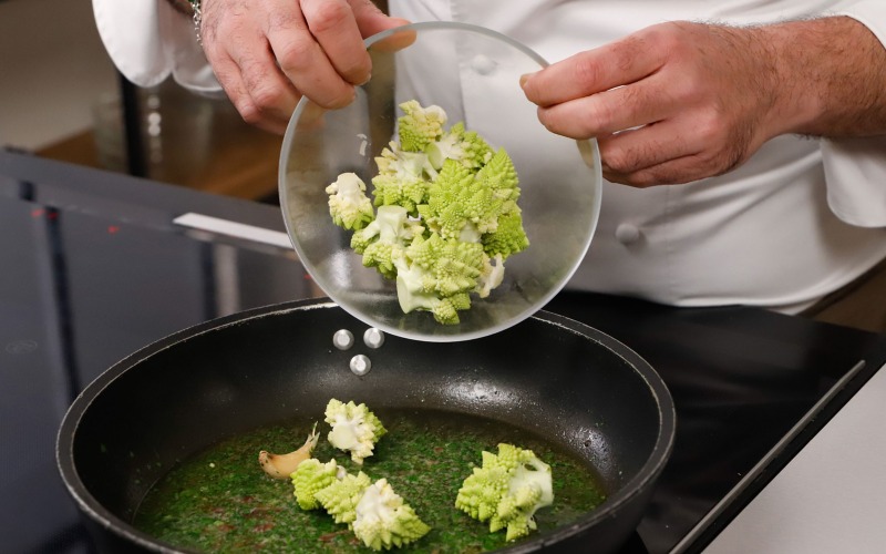 aggiungere broccolo e bagnare con acqua di cottura 