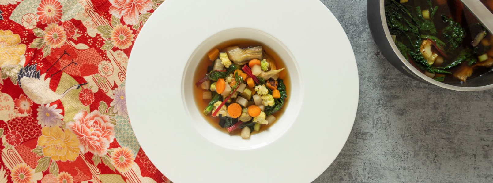 Minestrone di verdure in brodo di verza e soia