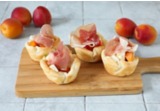 Mini tartine di sfoglia con prosciutto crudoalt