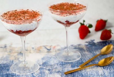 Mousse di ricotta, fragole e cioccolato: la ricetta senza pannaalt