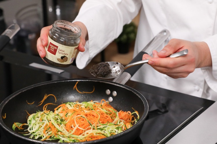 Cuocere le verdure tagliate a spaghetti