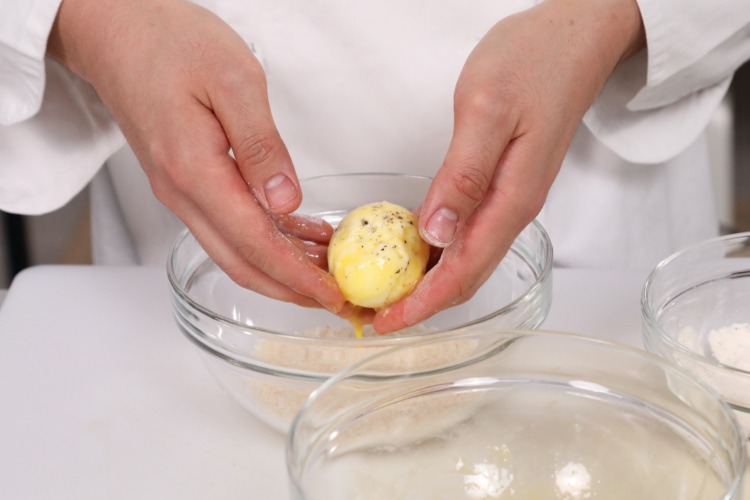 Impanare le uova per friggerle