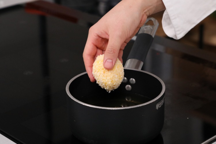 Uova impanate e pronte da friggereFriggerle in olio di semi. 