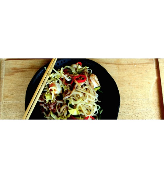 Noodles di riso con gamberi, calamari e verdure 