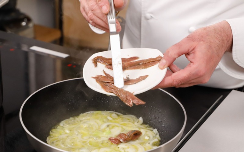 cuocere cipolle con acciughe