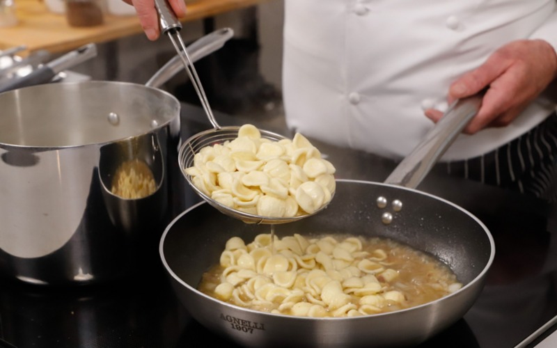 scolare la pasta nella padella