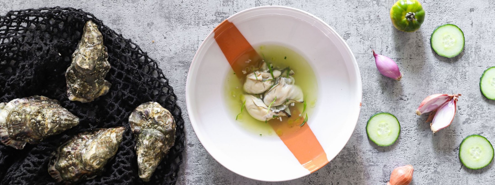 Ostriche al gin, brodo freddo di cetriolo e insalata di rinforzo