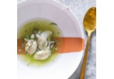 Ostriche al gin, brodo freddo di cetriolo e insalata di rinforzoalt