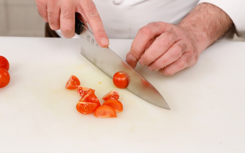 Paccheri con baccalà - tagliare i pomodorini