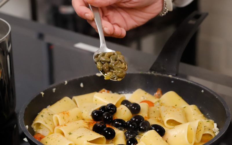Paccheri con baccalà alla napoletana con olive e capperi